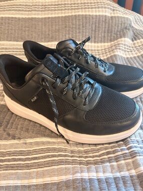 NWOT Kizik Women’s Size 13 wide Black Casual Lace-Up Sneakers